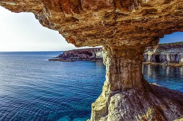 המערה הכחולה בקפריסין