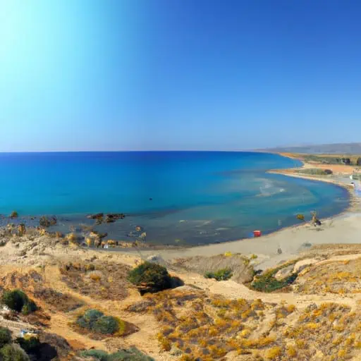 נוף פנורמי מדהים של חוף בקפריסין, עם מים צלולים וחולות זהובים
