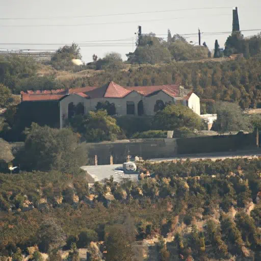 תיאור: נוף ציורי של יקב בולט בקפריסין