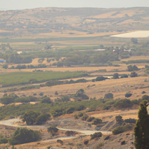 נוף פנורמי של האזור הכפרי הקפריסאי המציג את היופי הטבעי של האי