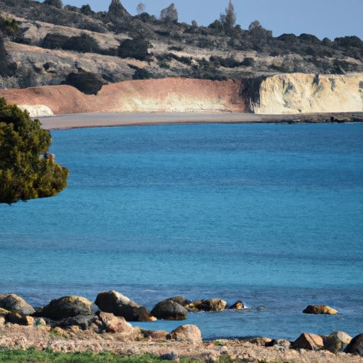 קו החוף היפה של קפריסין, עם מים צלולים וחופים חוליים