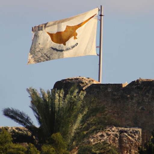 דגל קפריסין מתנוסס בגאווה מעל טירת קולוסי, המסמל את חשיבותה למורשת האומה
