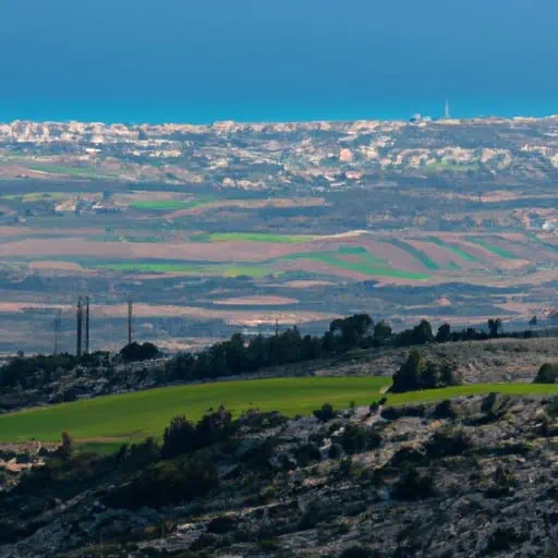 נוף פנורמי של קו החוף המדהים של קפריסין בתחילת האביב