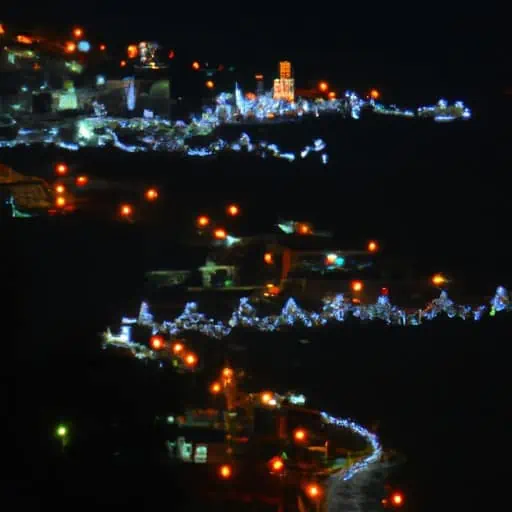 נוף ציורי של כפר קפריסאי המעוטר באורות חג המולד מנצנצים
