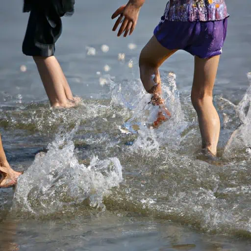 ילדים משחקים ומשתכשכים במים הרדודים בחוף ידידותי למשפחות.