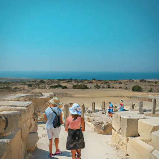 תיירים חוקרים את ההריסות העתיקות של קוריון, אתר מורשת עולמית של אונסק"ו