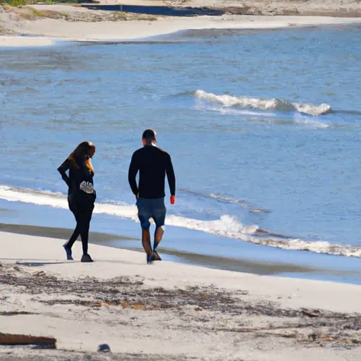 זוג נהנה מיום שמש על חוף חולי בקפריסין במהלך פברואר