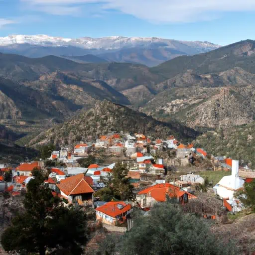נוף מרהיב של הכפר Pedoulas עם הרי הטרודוס ברקע
