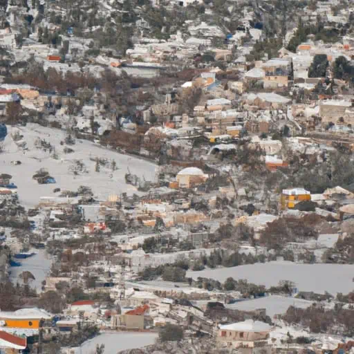 נוף ציורי של כפר קפריסאי עטוף שלג