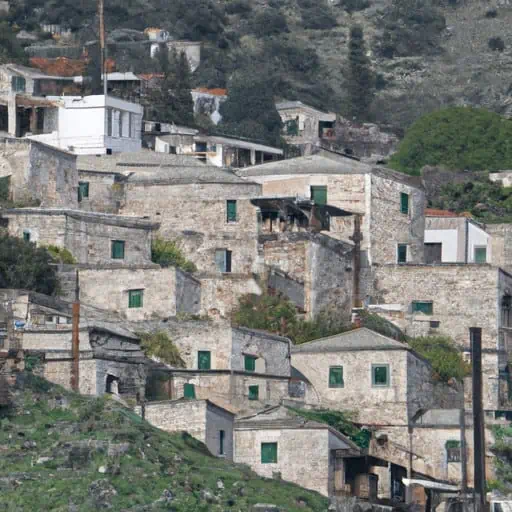 בתי האבן הכפריים של הכפר פיקרדו שוכנים בין הגבעות