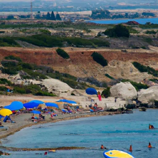 תיירים נהנים מהחופים היפים של קפריסין