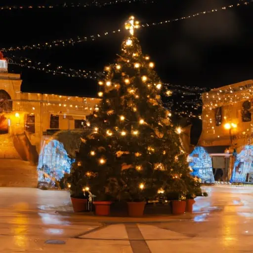 עץ חג המולד מעוצב להפליא בכיכר עיר פופולרית בקפריסין
