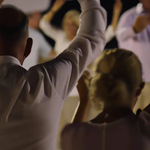 קפריסאים רוקדים וחוגגים בפסטיבל כפר מסורתי
